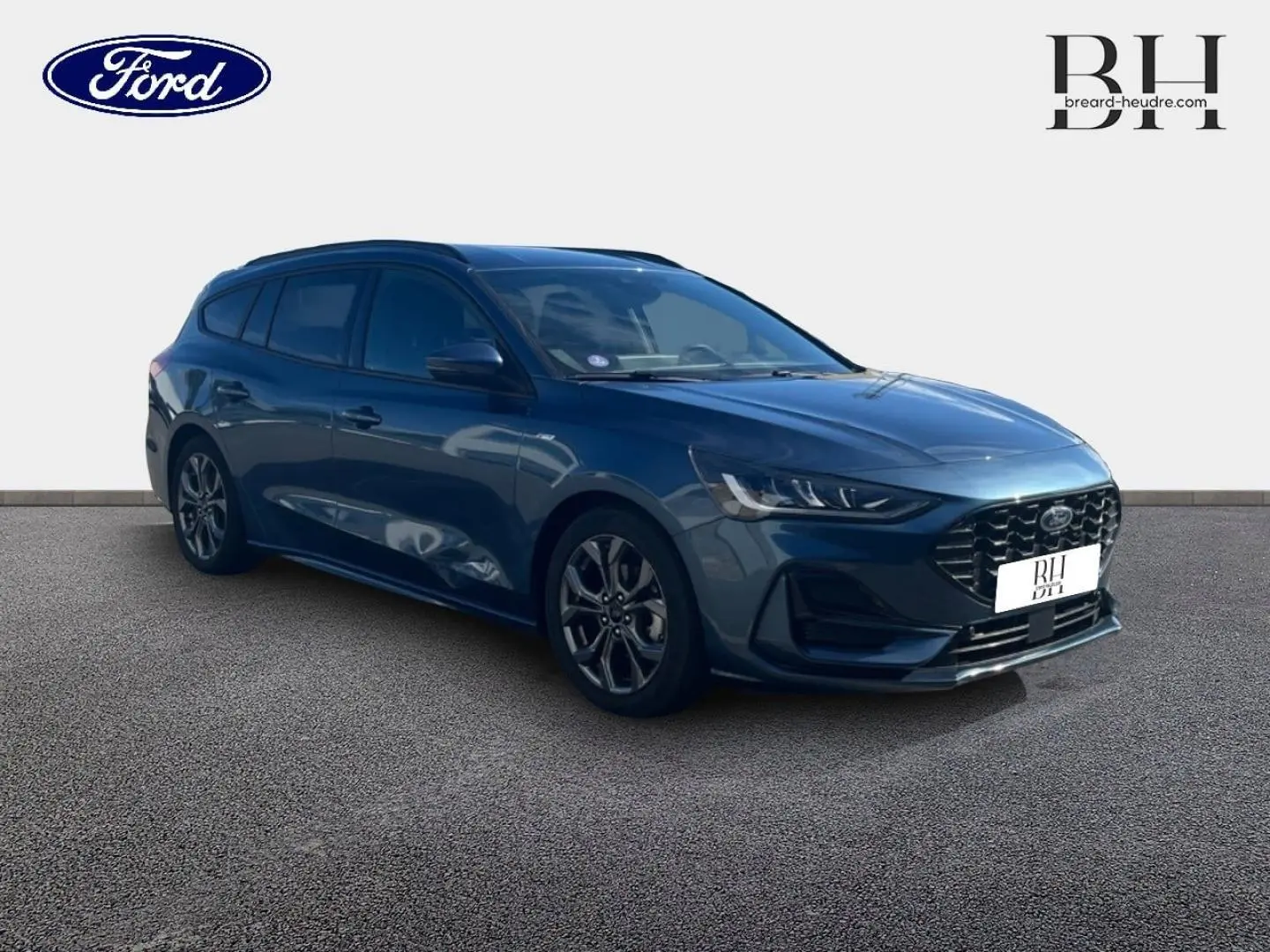 Ford Focus SW 2024 bleu azur métallisé vue 3/4 avant droit avec jantes alu et calandre noire sportive.