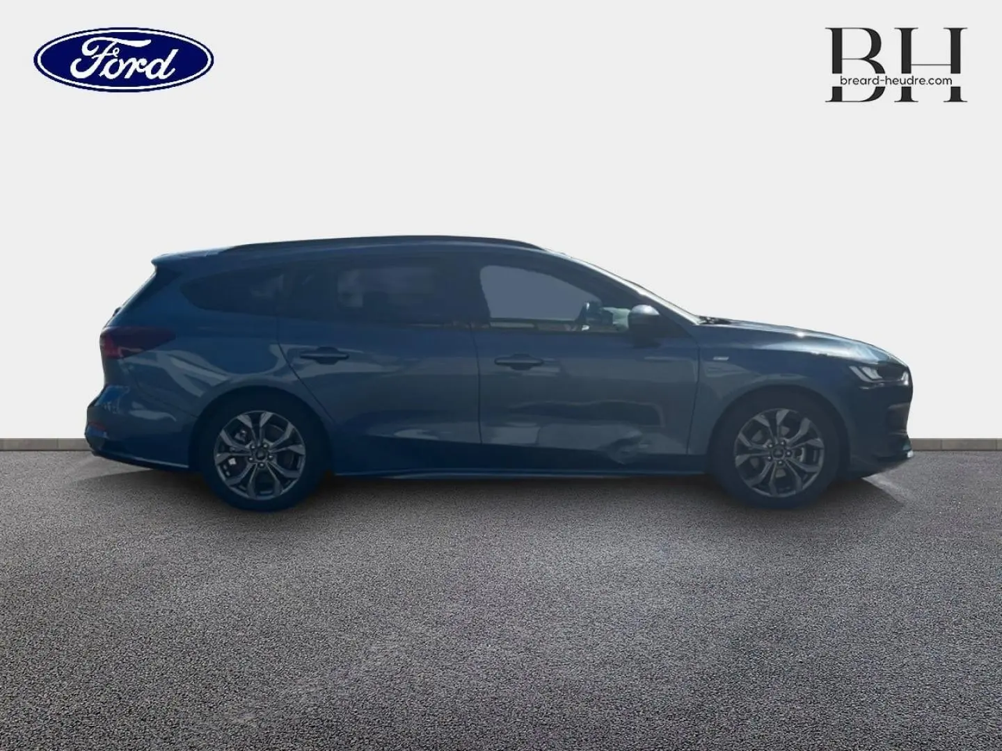 Ford Focus SW 2024 bleu azur métallisé vue de profil côté gauche, jantes alliage et vitres surteintées.