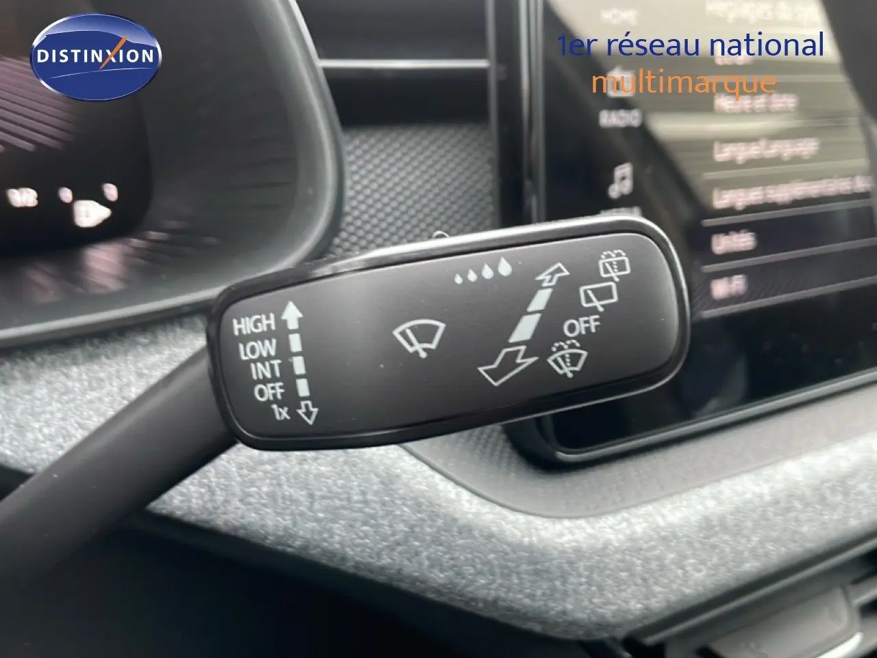 Le levier de commande des essuie-glaces de la Skoda Kamiq gris graphite, avec tableau de bord en arrière-plan.