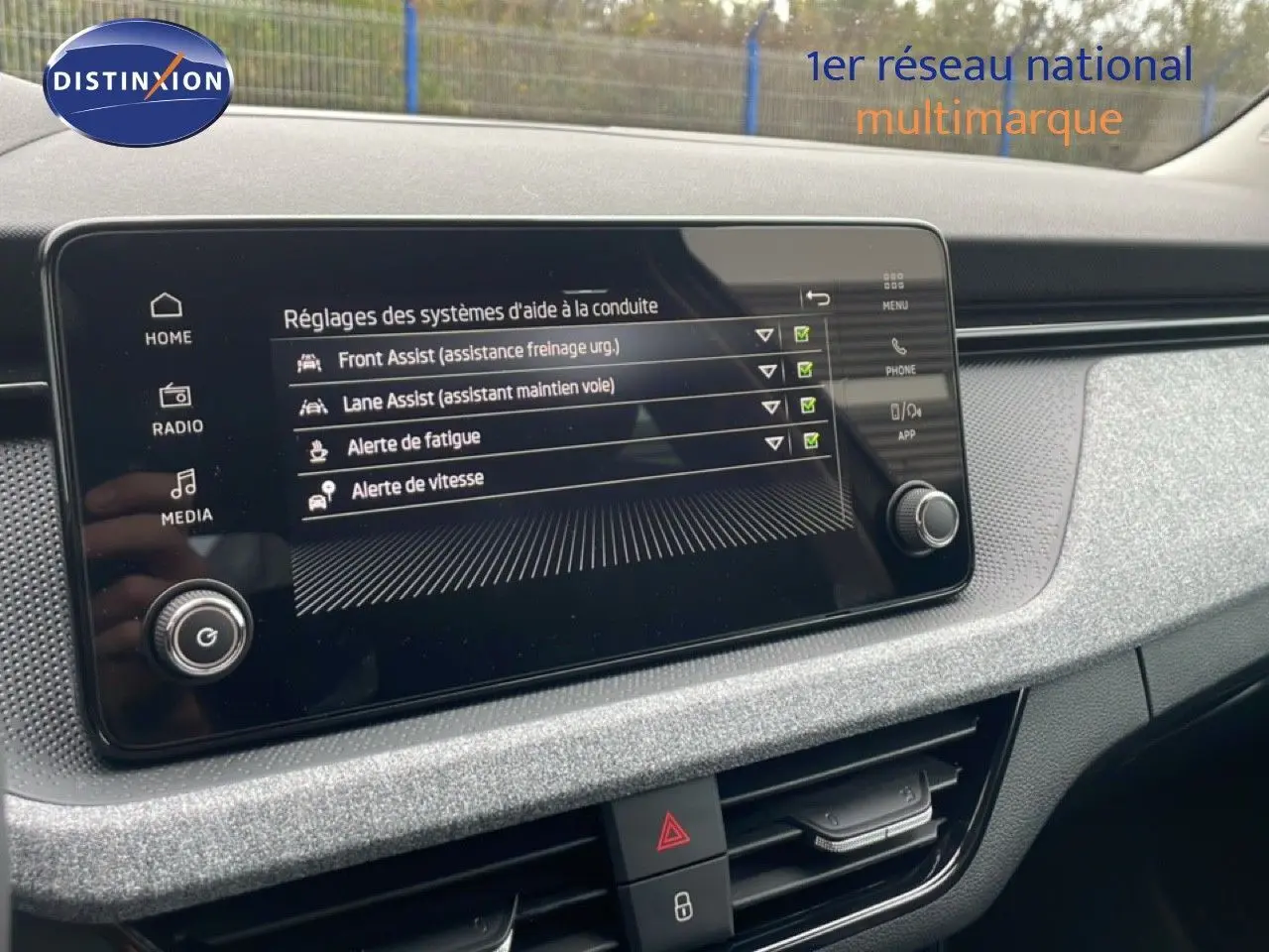 Écran tactile central du tableau de bord du Skoda Kamiq 2025 affichant les réglages d'aide à la conduite.