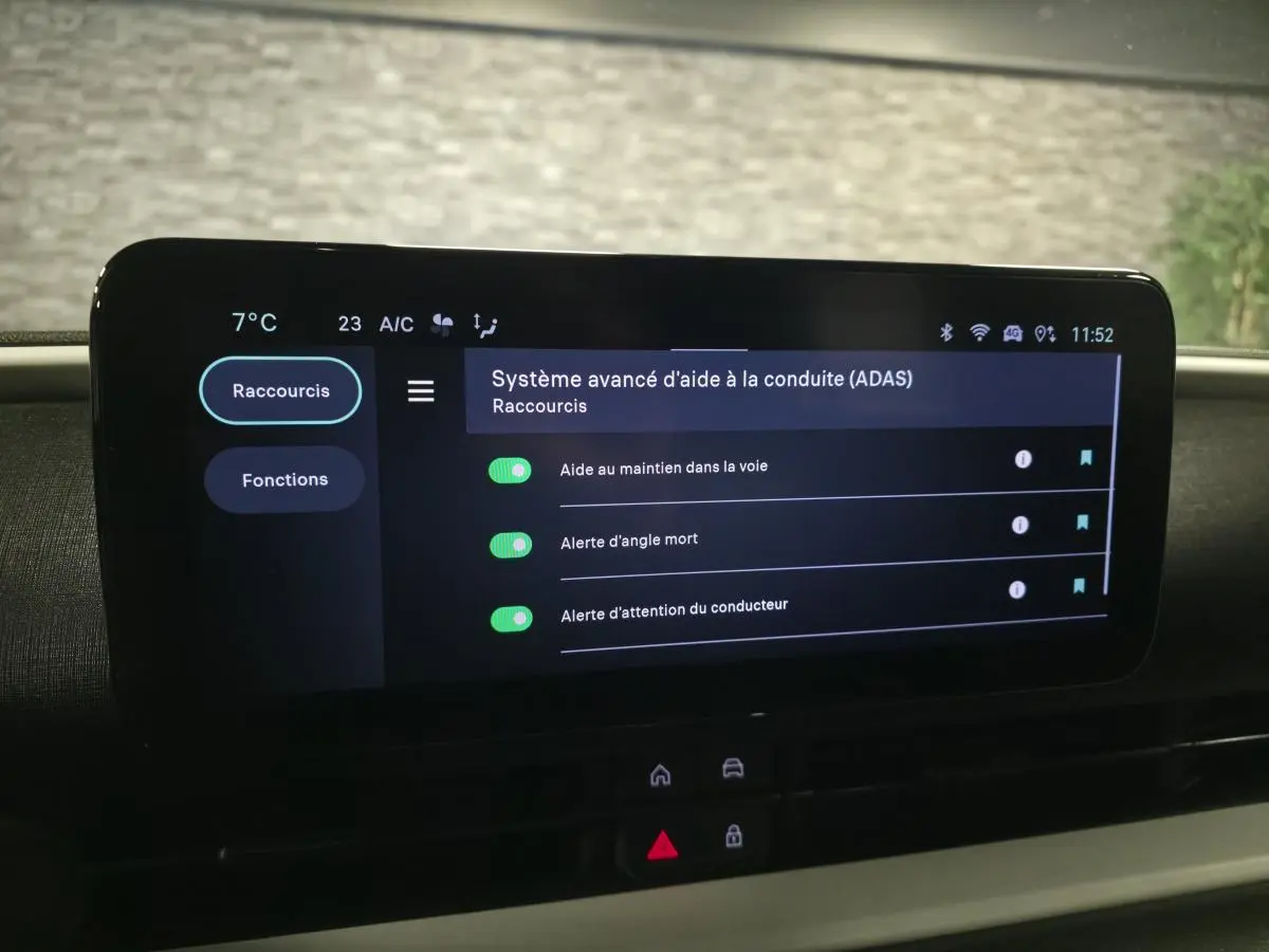Écran tactile central du tableau de bord du Fiat 600 Hybrid 2024 affichant les aides à la conduite activées.