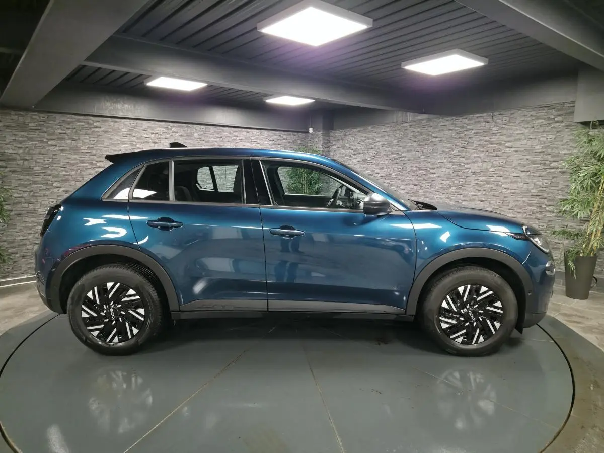 Vue de profil côté gauche du FIAT 600 1.2 Hybrid bleu métallisé avec jantes noires et détails noirs.