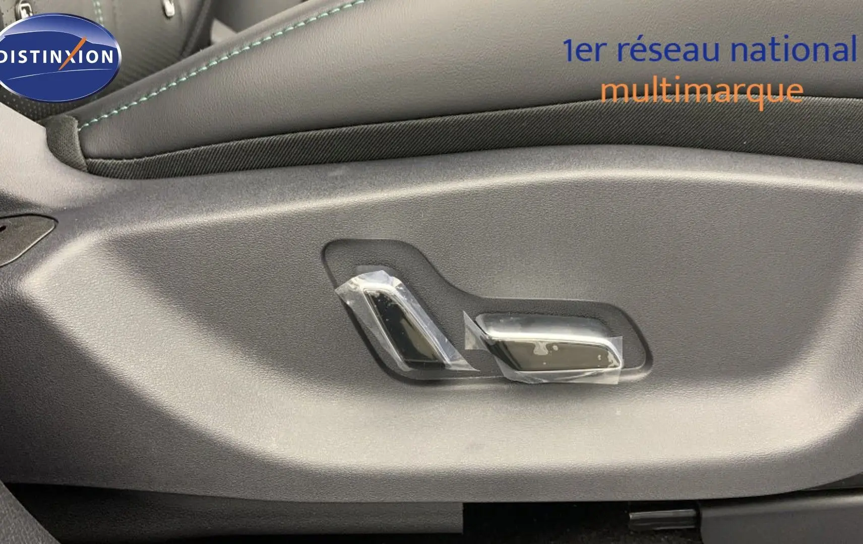 Détail des commandes de réglage électrique du siège conducteur du BYD SEAL U gris Time Grey, intérieur noir.