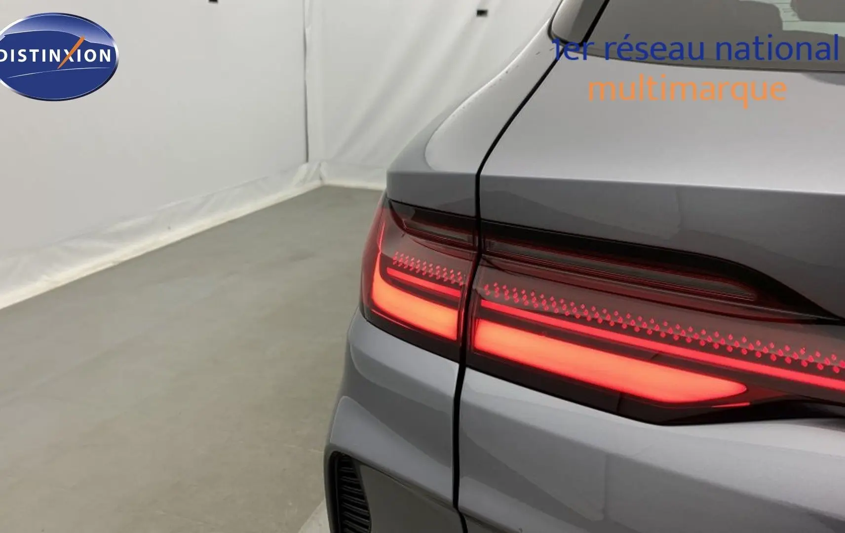 Gros plan sur le feu arrière droit rouge allumé du BYD SEAL U Time Grey dans un studio blanc.