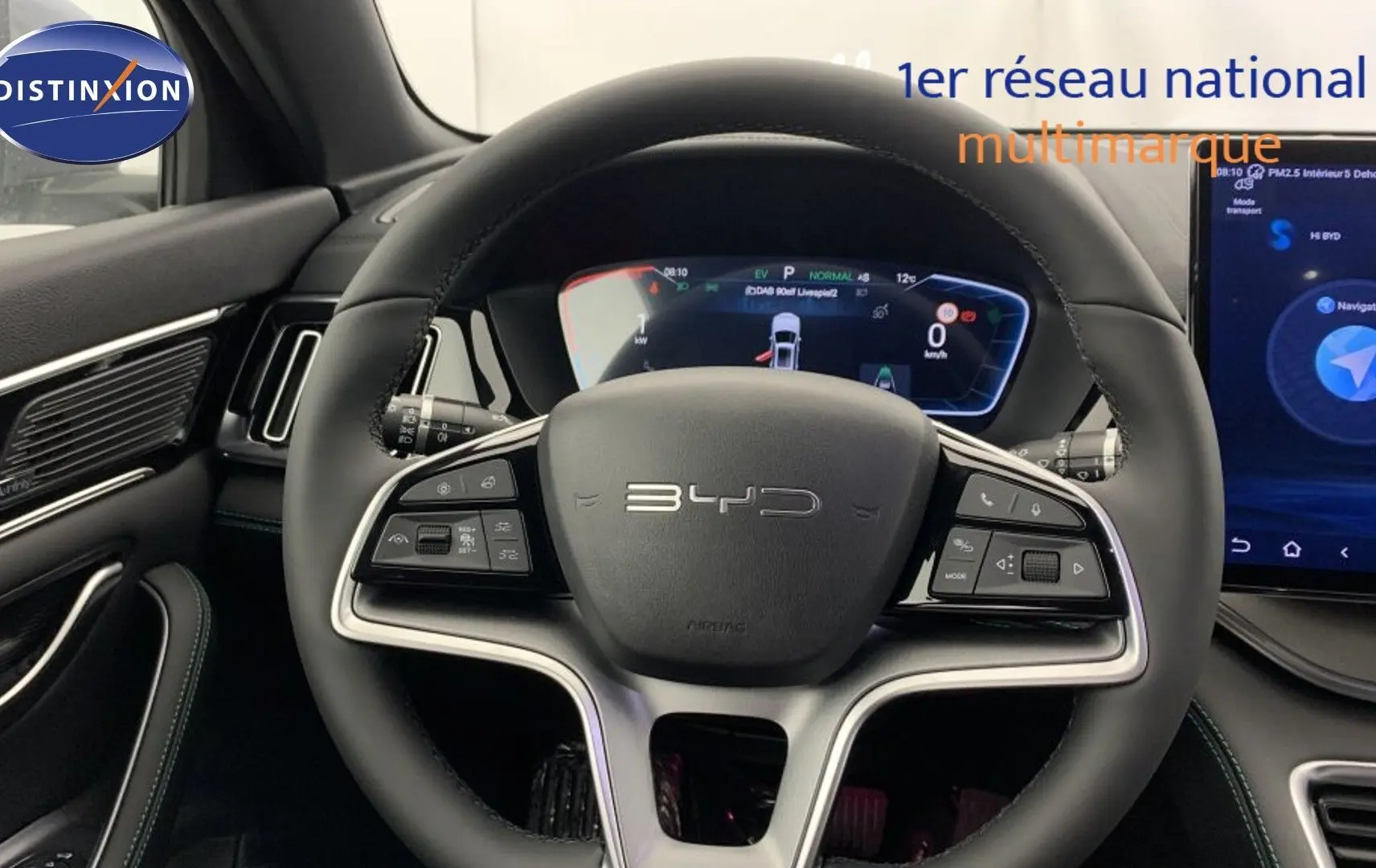 Vue intérieure centrée sur le volant BYD du SEAL U 2025 avec tableau de bord numérique et écran tactile latéral.