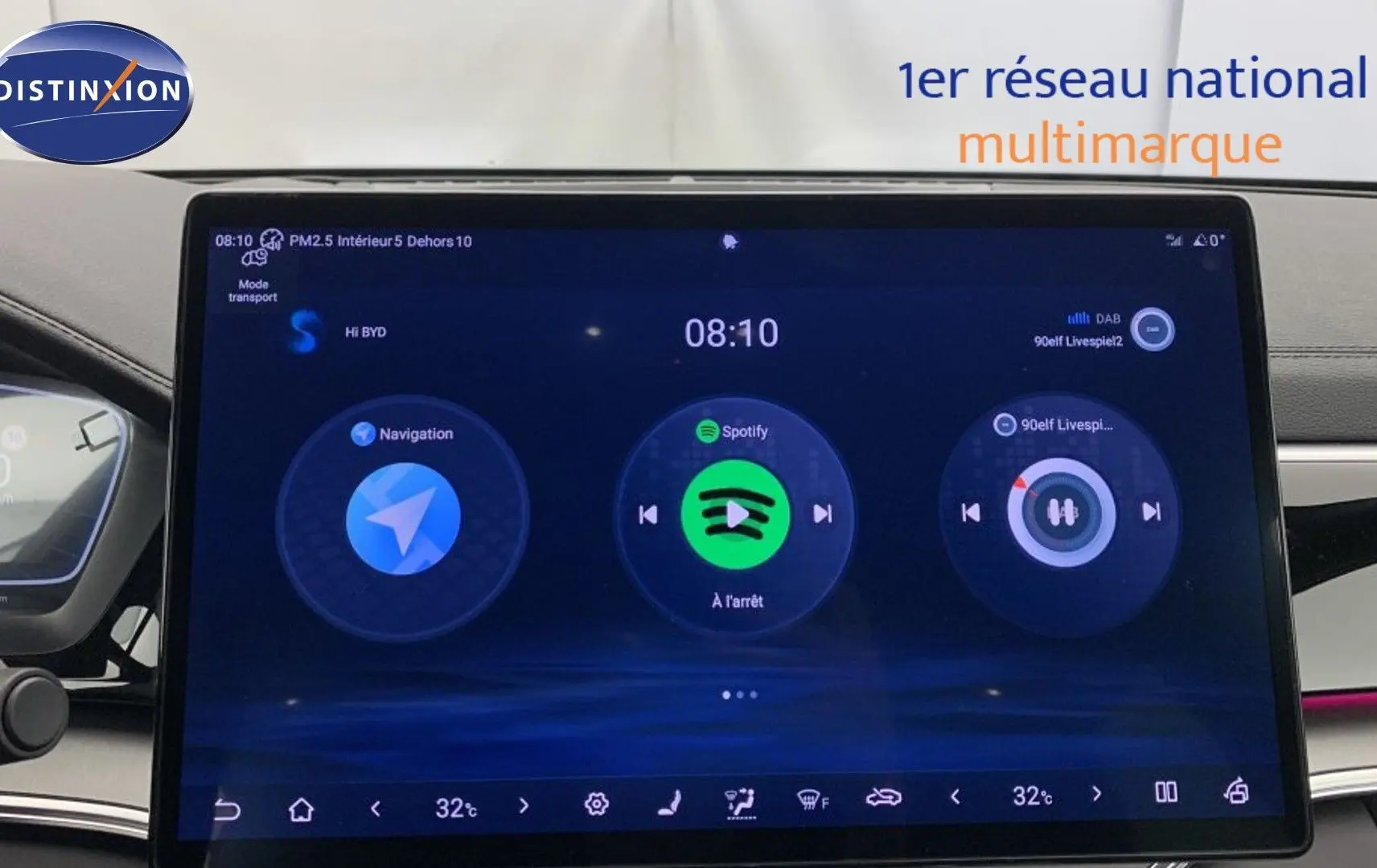 Vue rapprochée de l'écran tactile 15,6'' du tableau de bord du BYD SEAL U 2025 en Time Grey.