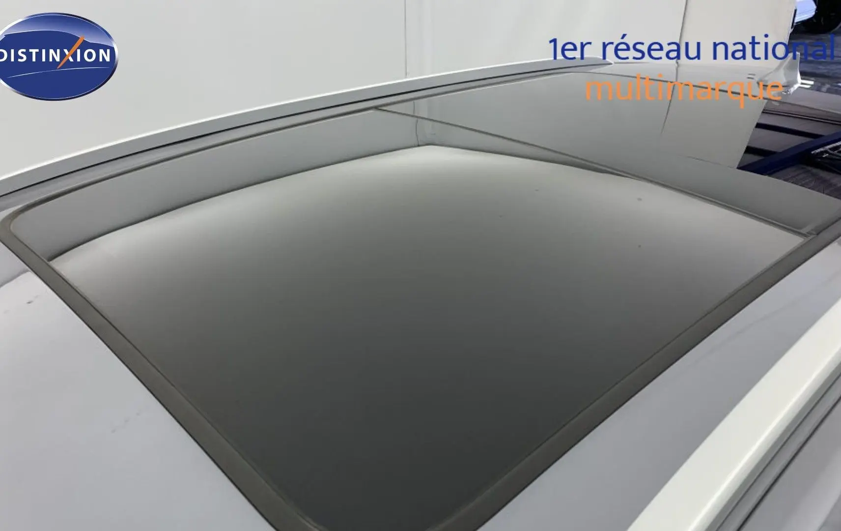 Toit ouvrant panoramique fermé vu de dessus sur BYD SEAL U Time Grey 2025 avec barres de toit en aluminium.