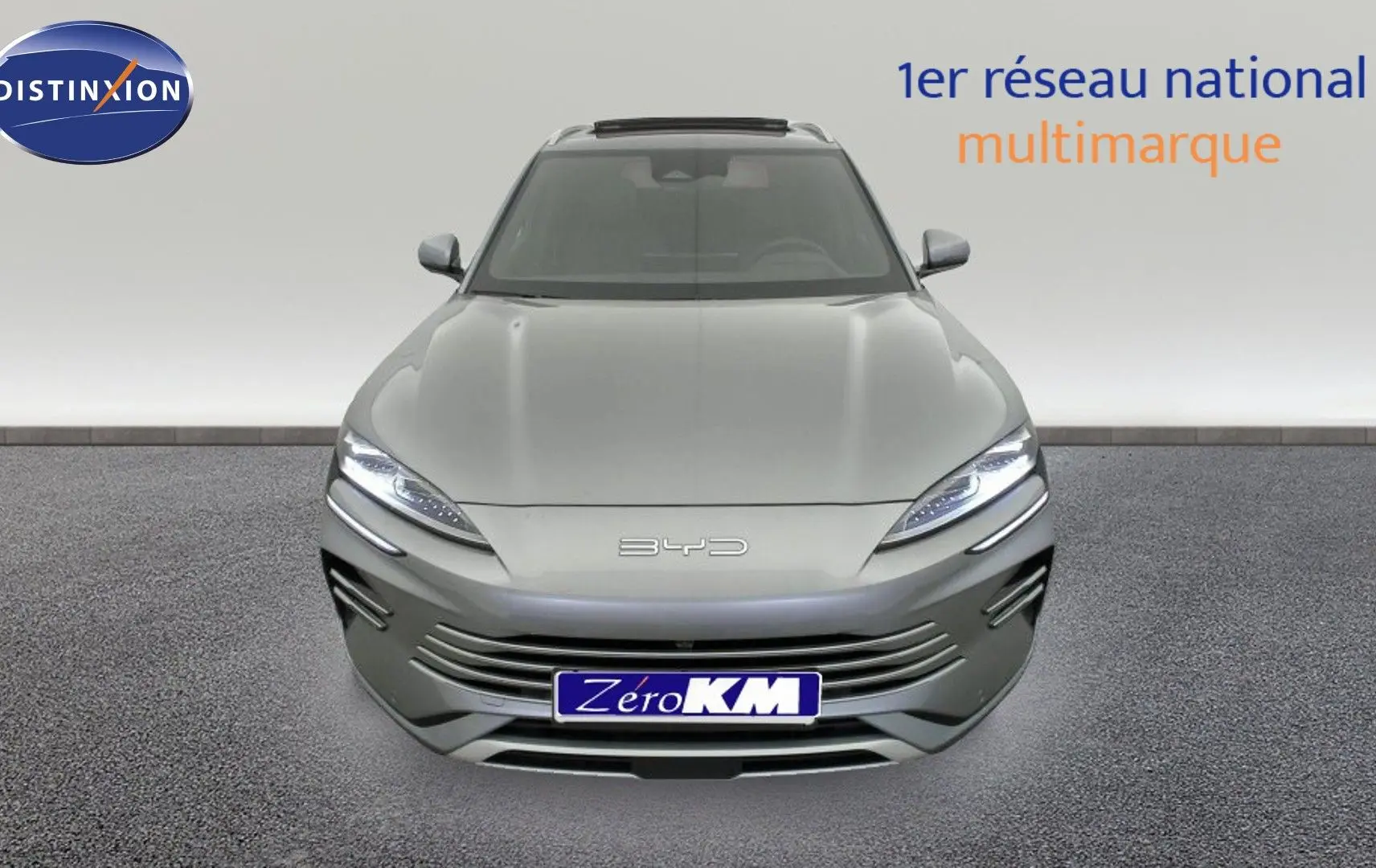 Vue avant d'un BYD SEAL U 2025 gris Time Grey avec phares LED et calandre épurée, en intérieur showroom.