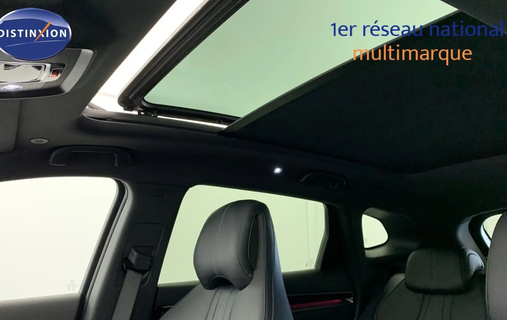 Intérieur du BYD SEAL U 2025 en Time Grey, vue sur les sièges arrière et toit ouvrant panoramique ouvert.