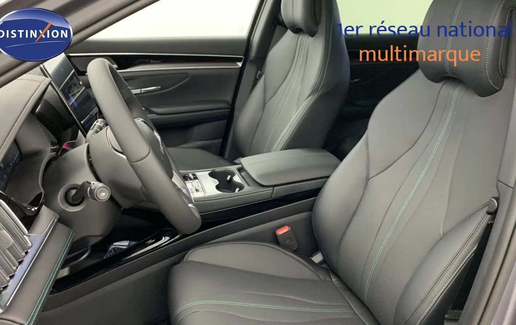 Vue intérieure côté conducteur du BYD SEAL U 2025 en gris, avec sièges similicuir et tableau de bord moderne.