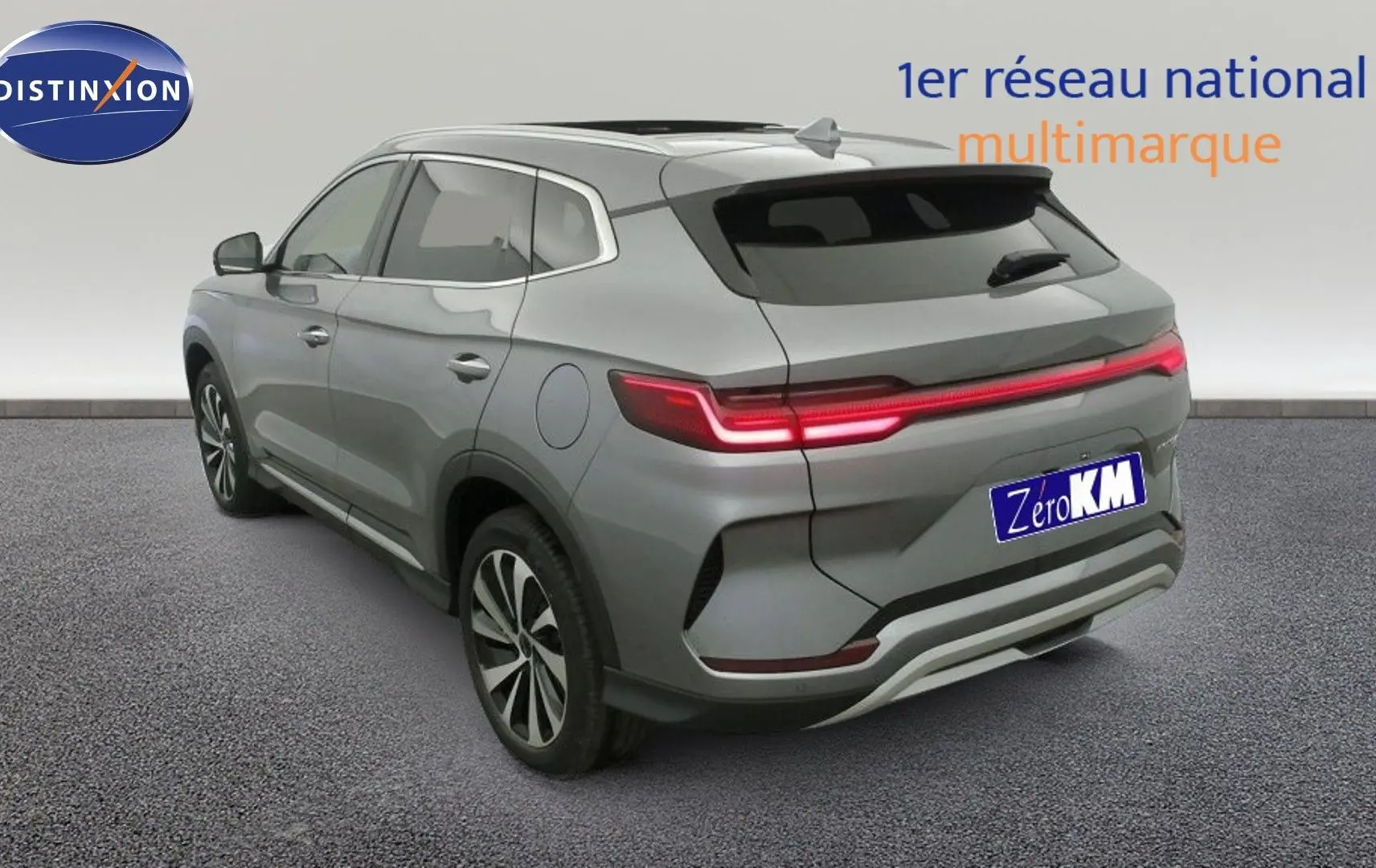 Vue 3/4 arrière droite du SUV BYD SEAL U gris Time Grey avec feux arrière LED allumés et jantes alliage bicolores.