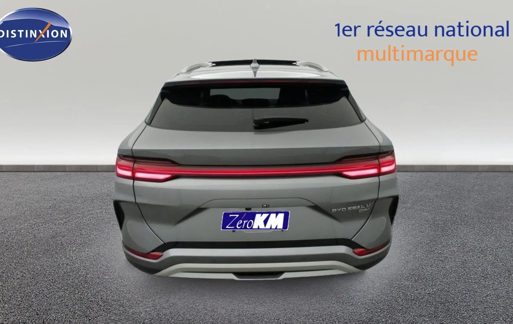 Vue arrière d'un SUV BYD SEAL U Time Grey avec feux arrière LED allumés et hayon électrique fermé.