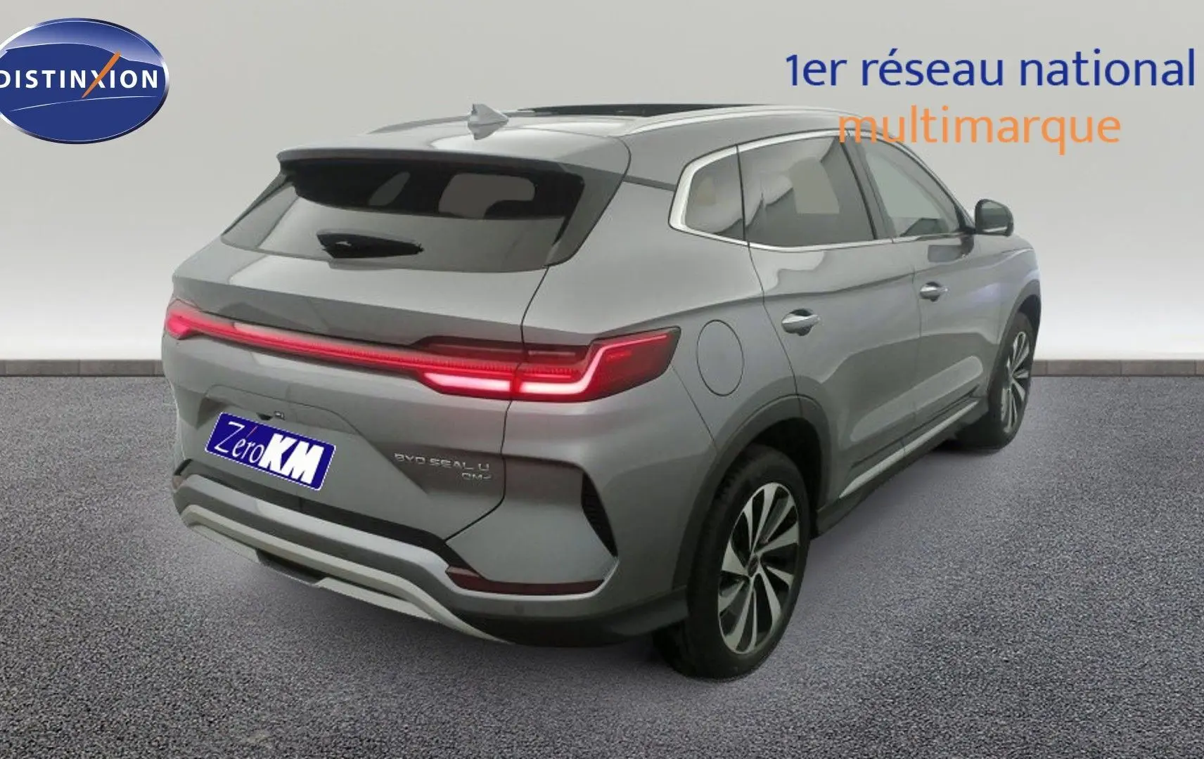 Vue 3/4 arrière du BYD SEAL U gris Time Grey avec feux arrière LED et jantes alliage bicolores 19 pouces.