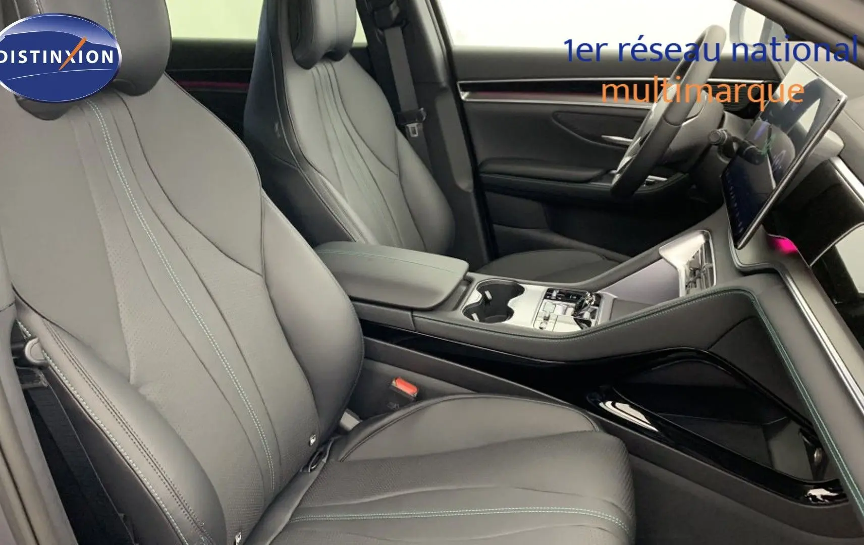 Vue intérieure côté conducteur du BYD SEAL U 2025, sièges similicuir noir et console centrale avec écran tactile rotatif.