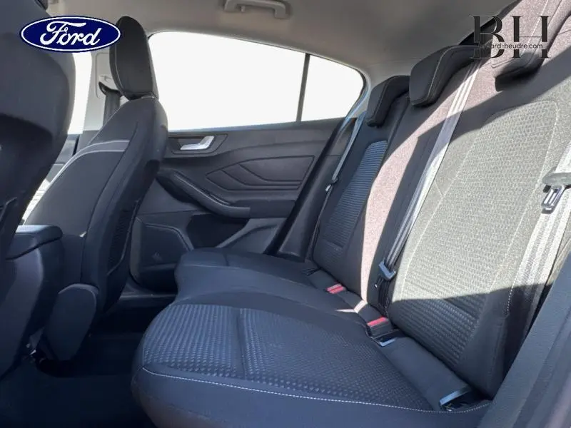 Vue latérale intérieure montrant la banquette arrière tissu noir de la Ford Focus 1.5 EcoBlue 2020.