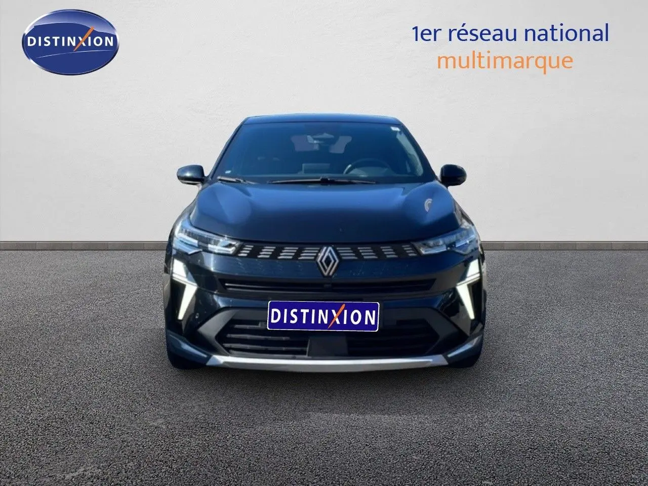 Vue frontale d'une Renault Symbioz noire étoile métal, mettant en valeur sa calandre moderne et ses phares LED distinctifs.
