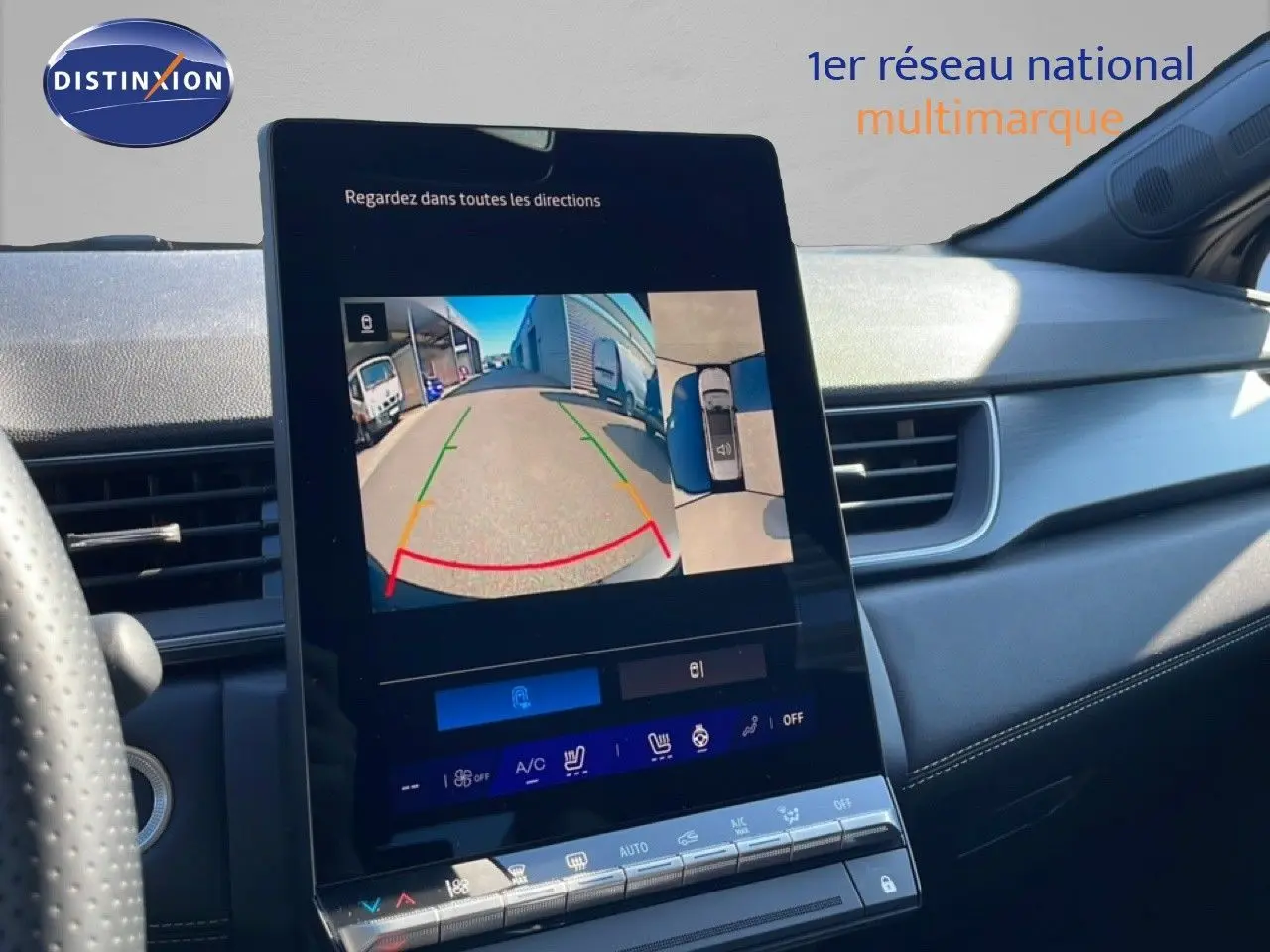 Vue intérieure du tableau de bord de la Renault SYMBIOZ noire, écran tactile affichant la caméra de recul et l’aide au stationnement.