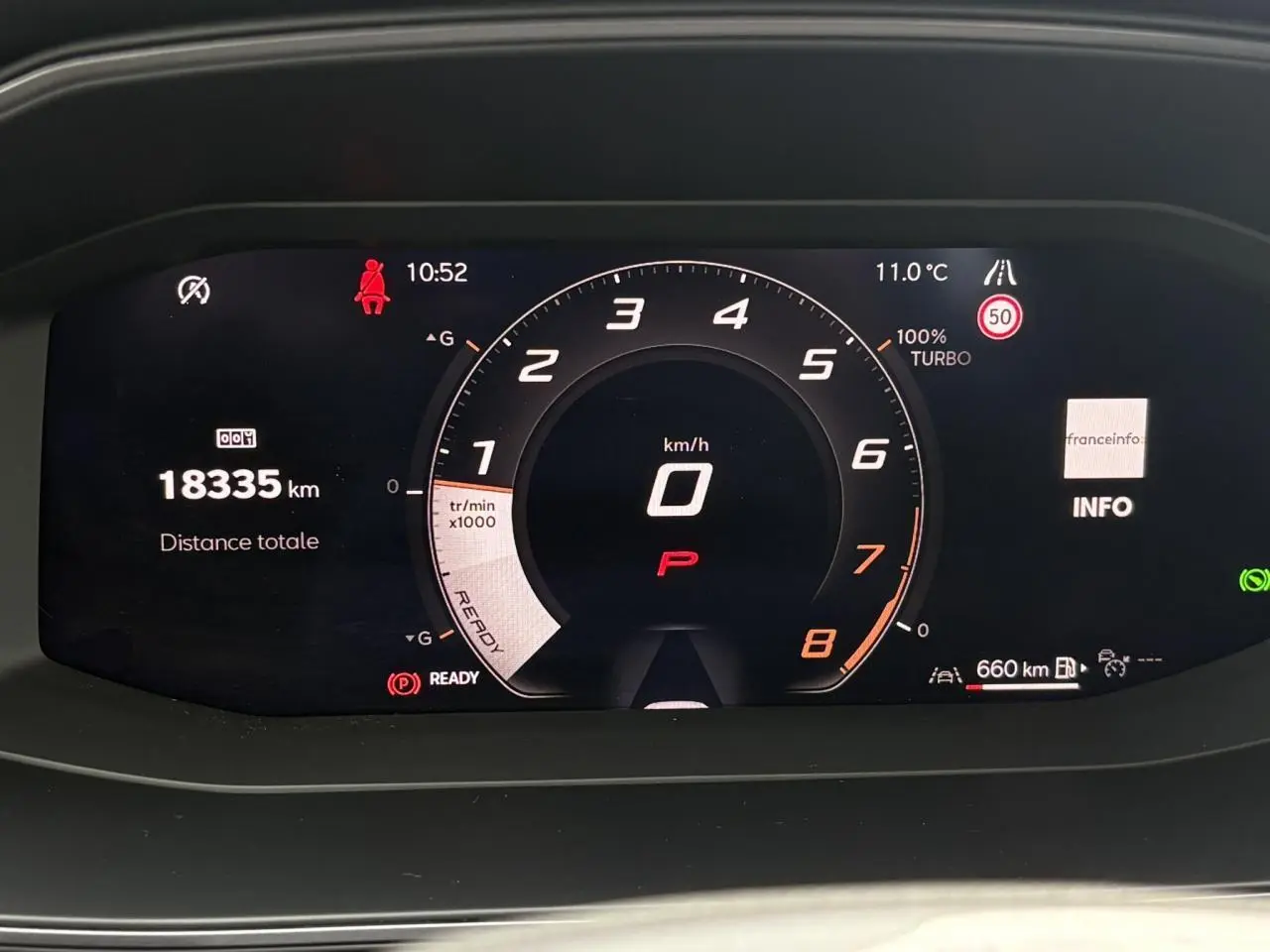 Vue rapprochée du combiné d'instruments digital de la CUPRA Leon 2025 affichant vitesse, régime moteur et informations de conduite.