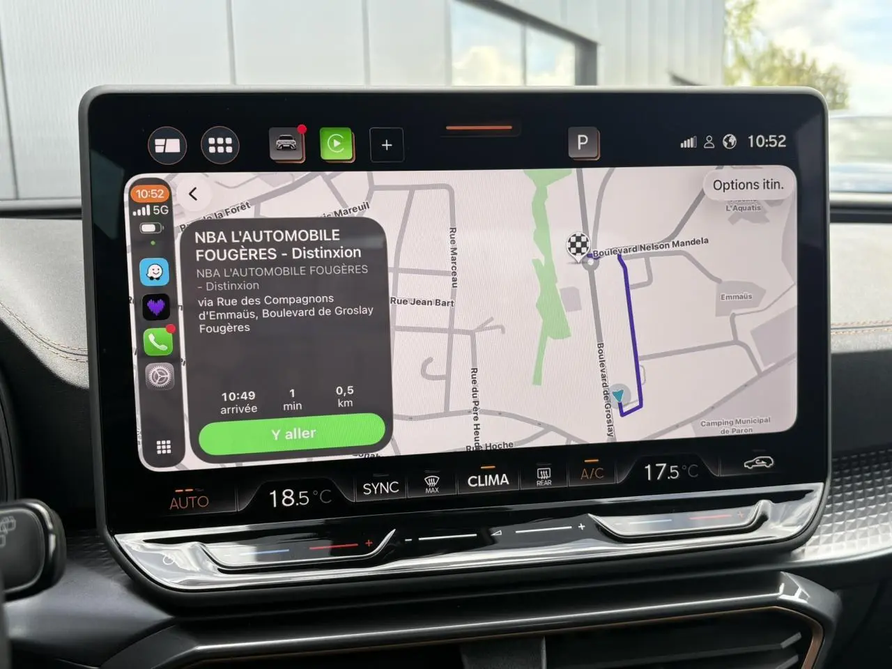 Écran tactile HD 12,9'' du système d'info-divertissement de la CUPRA Leon 2025, affichant la navigation GPS.
