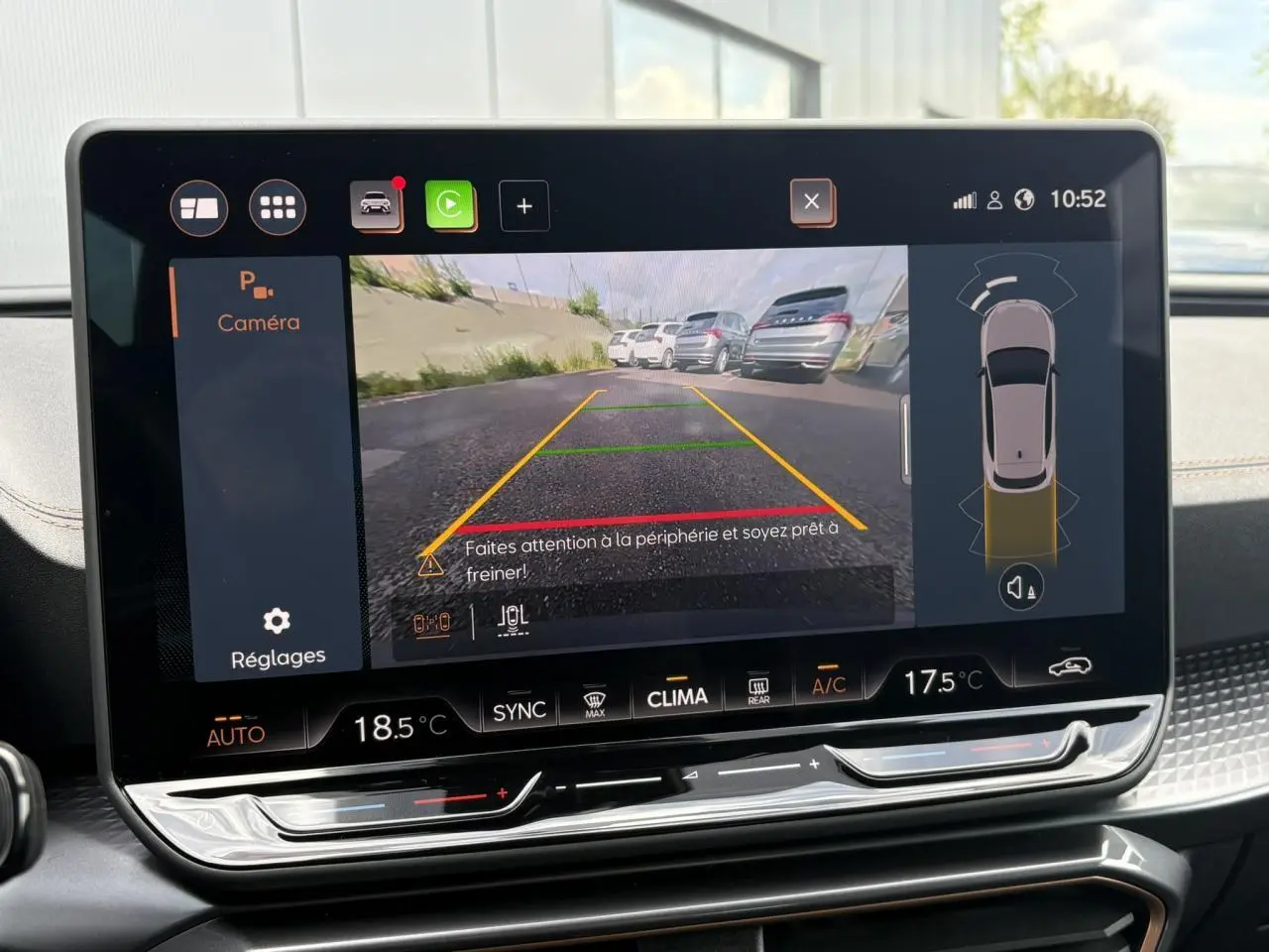 Écran tactile intérieur affichant la caméra de recul et l’aide au stationnement du CUPRA Leon Bleu Fjord.