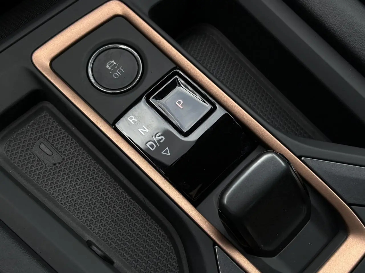 Gros plan sur la console centrale noire et cuivre avec commandes de boîte auto de la CUPRA Leon Bleu Fjord 2025.