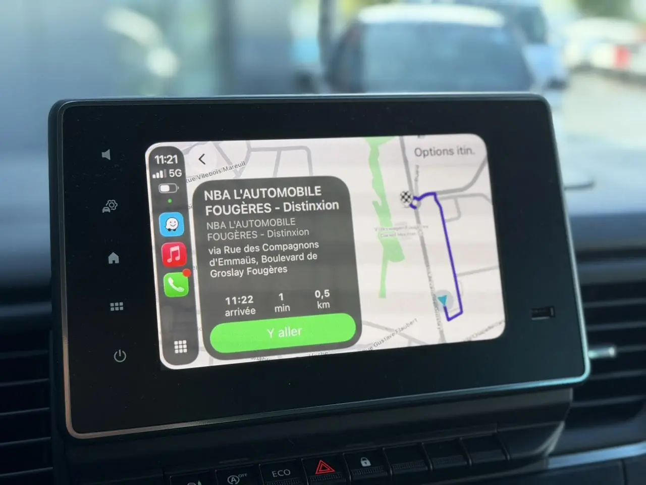 Écran tactile central affichant la navigation Android Auto dans un Nissan Primastar Combi gris, vue intérieure frontale.