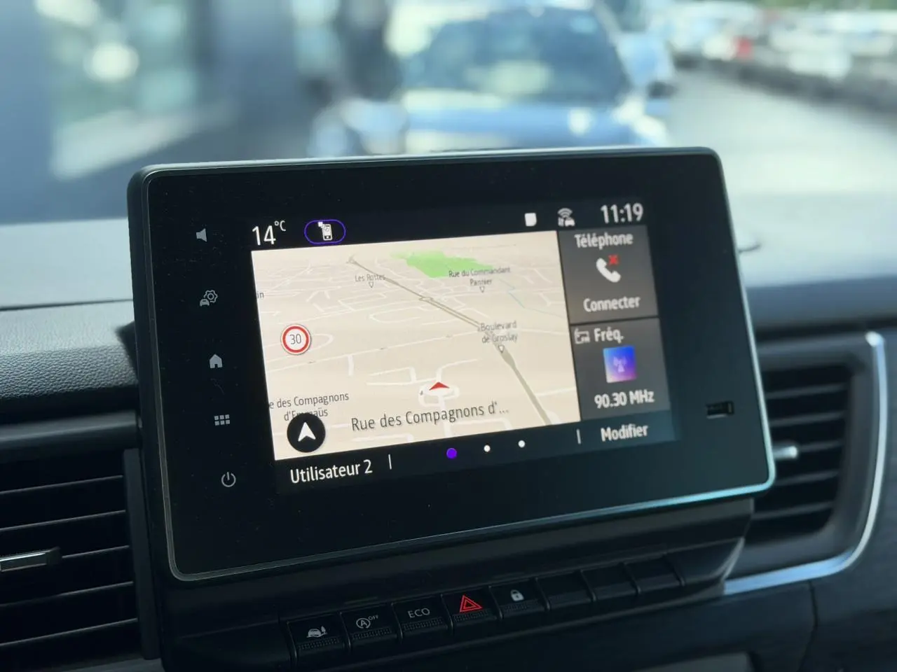 Écran tactile central du Nissan Primastar Combi 2025 affichant la navigation et les options connectées.