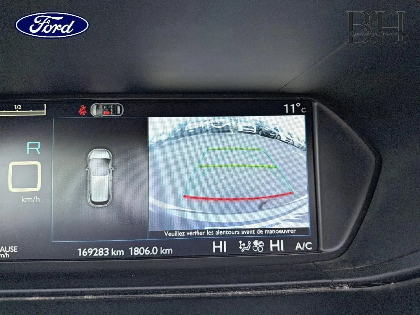 Écran de caméra de recul avec vue arrière et affichage des distances sur Citroën C4 Picasso gris Shark.