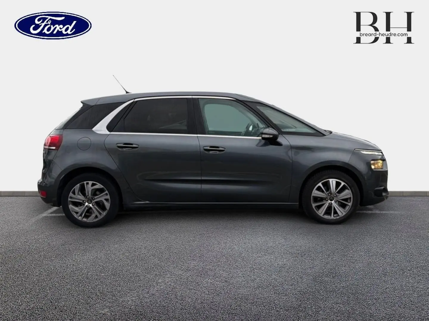 Profil droit d'une Citroën C4 Picasso gris Shark 2016 avec jantes alliage et vitres teintées sur fond neutre.
