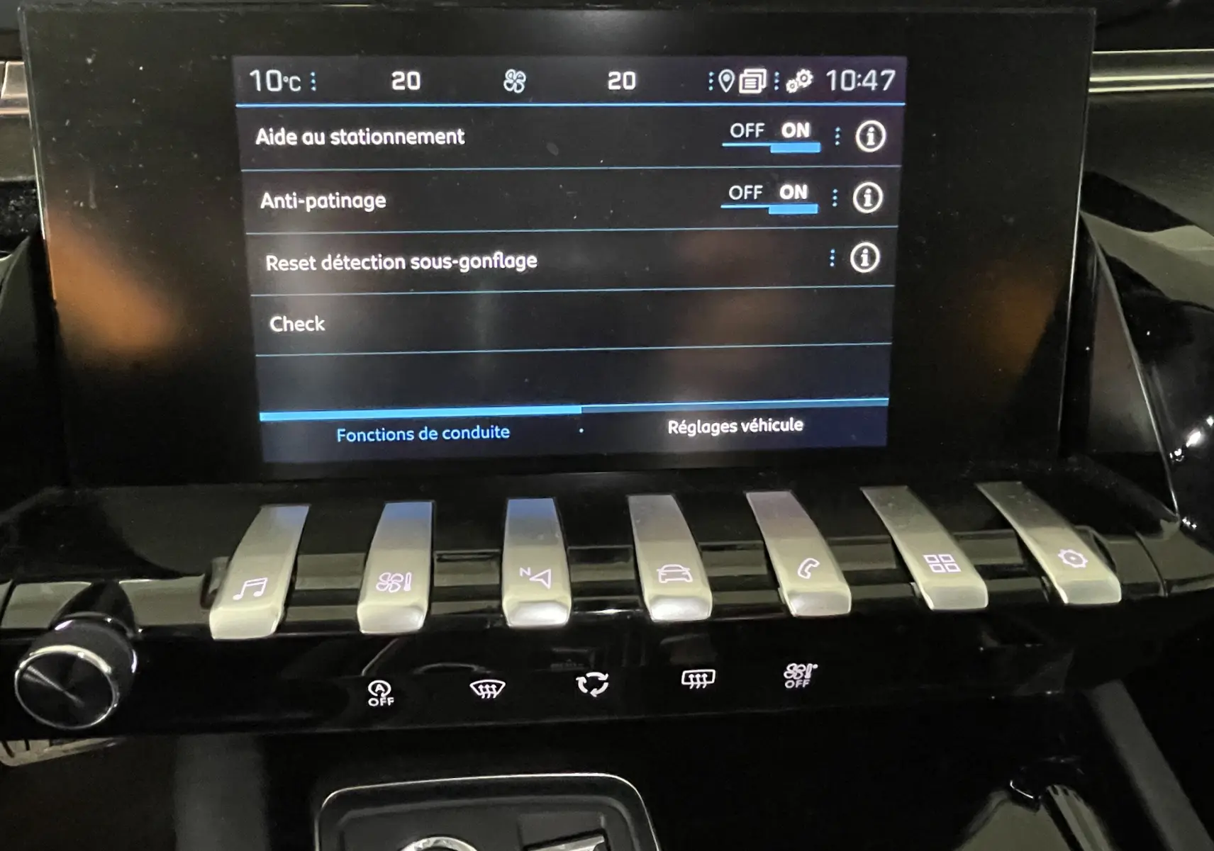 Écran tactile central du Peugeot 508 2021 affichant les réglages d'aide à la conduite avec boutons de commande en métal.