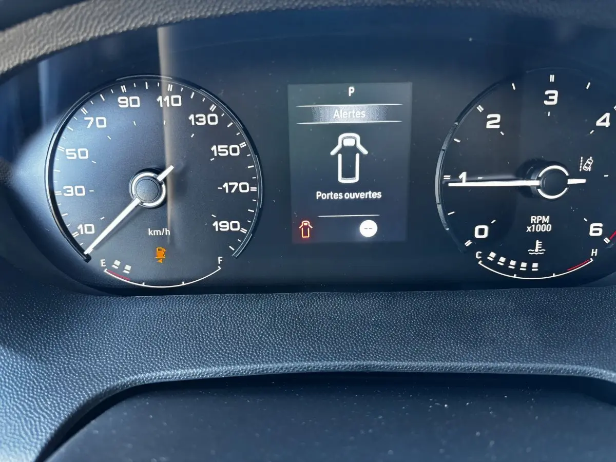 Tableau de bord du Peugeot Boxer Fourgon blanc 2025, affichant alertes et compte-tours au centre.