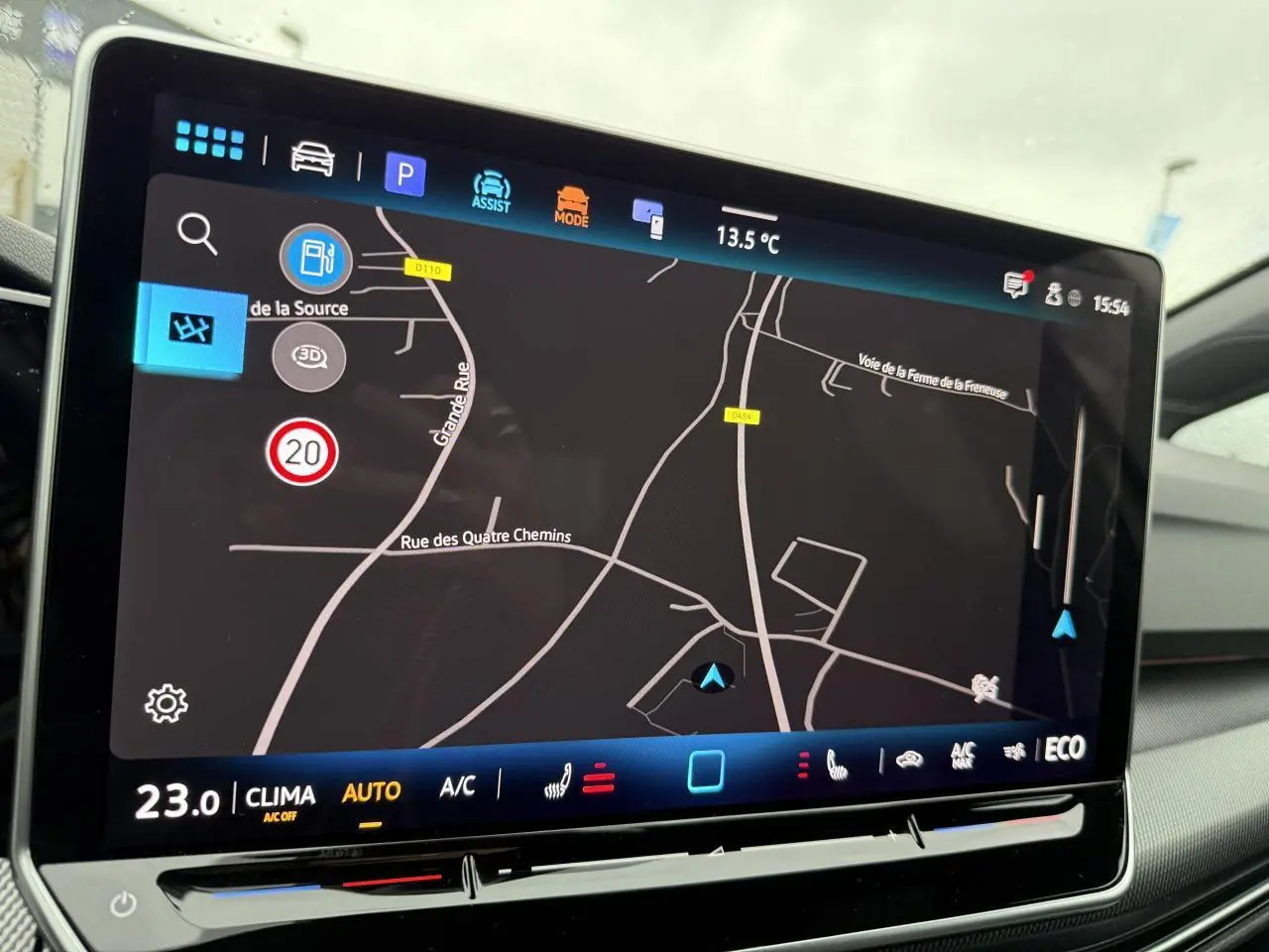 Écran tactile central de navigation dans une Volkswagen Golf 1.5 eHybrid blanche, vue intérieure frontale.