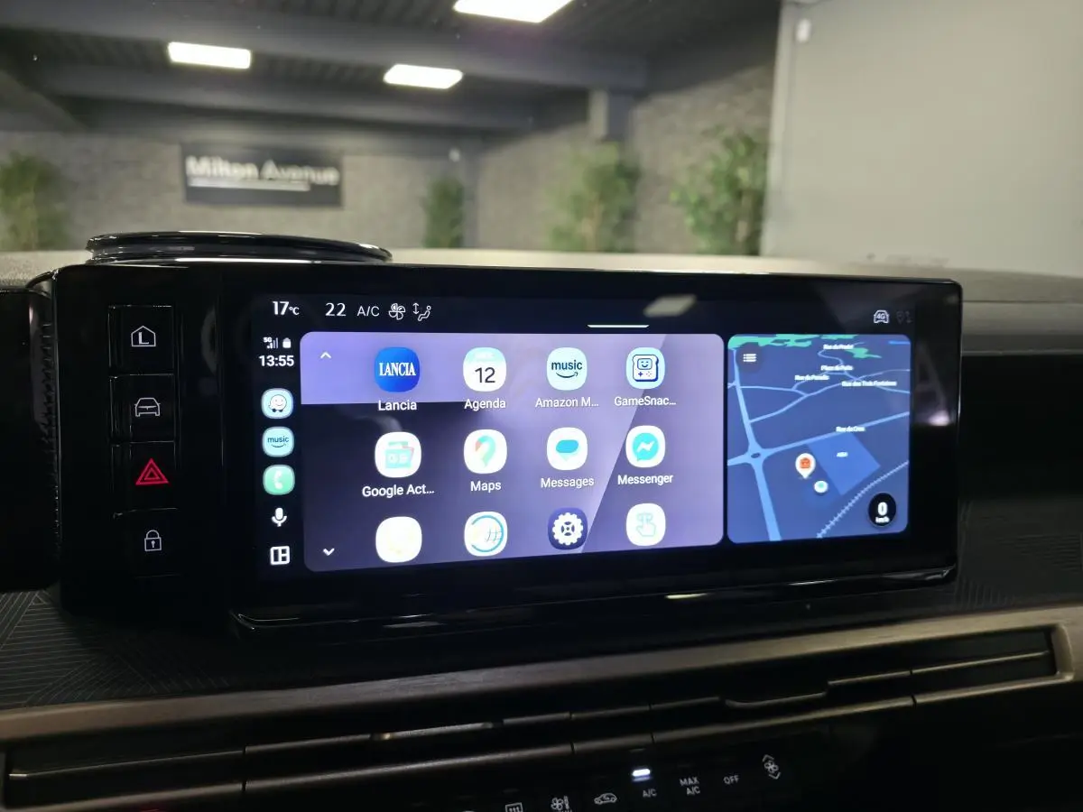 Écran tactile central 10,25'' du tableau de bord de la Lancia Ypsilon 2025 avec navigation et applications connectées