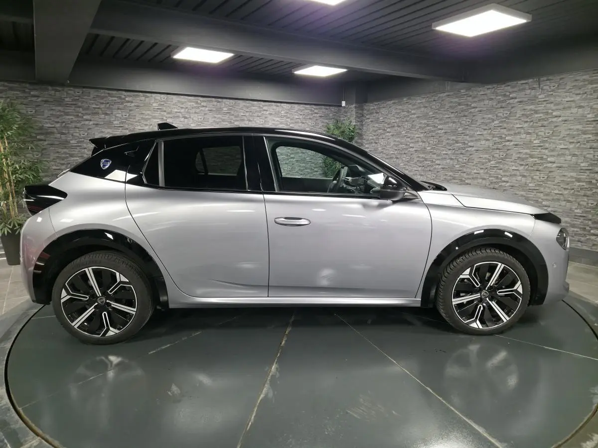 Profil côté gauche de la Lancia Ypsilon 2025 gris métallisé avec toit noir et jantes alliage 17 pouces diamantées.