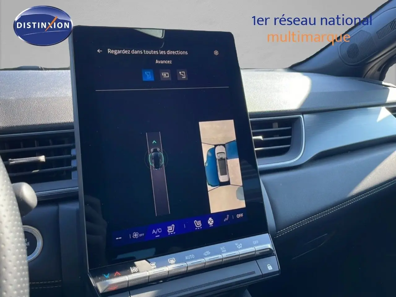 Écran tactile central affichant la caméra 360 dans l’habitacle du Renault Symbioz noir étoile métal, vue côté passager.