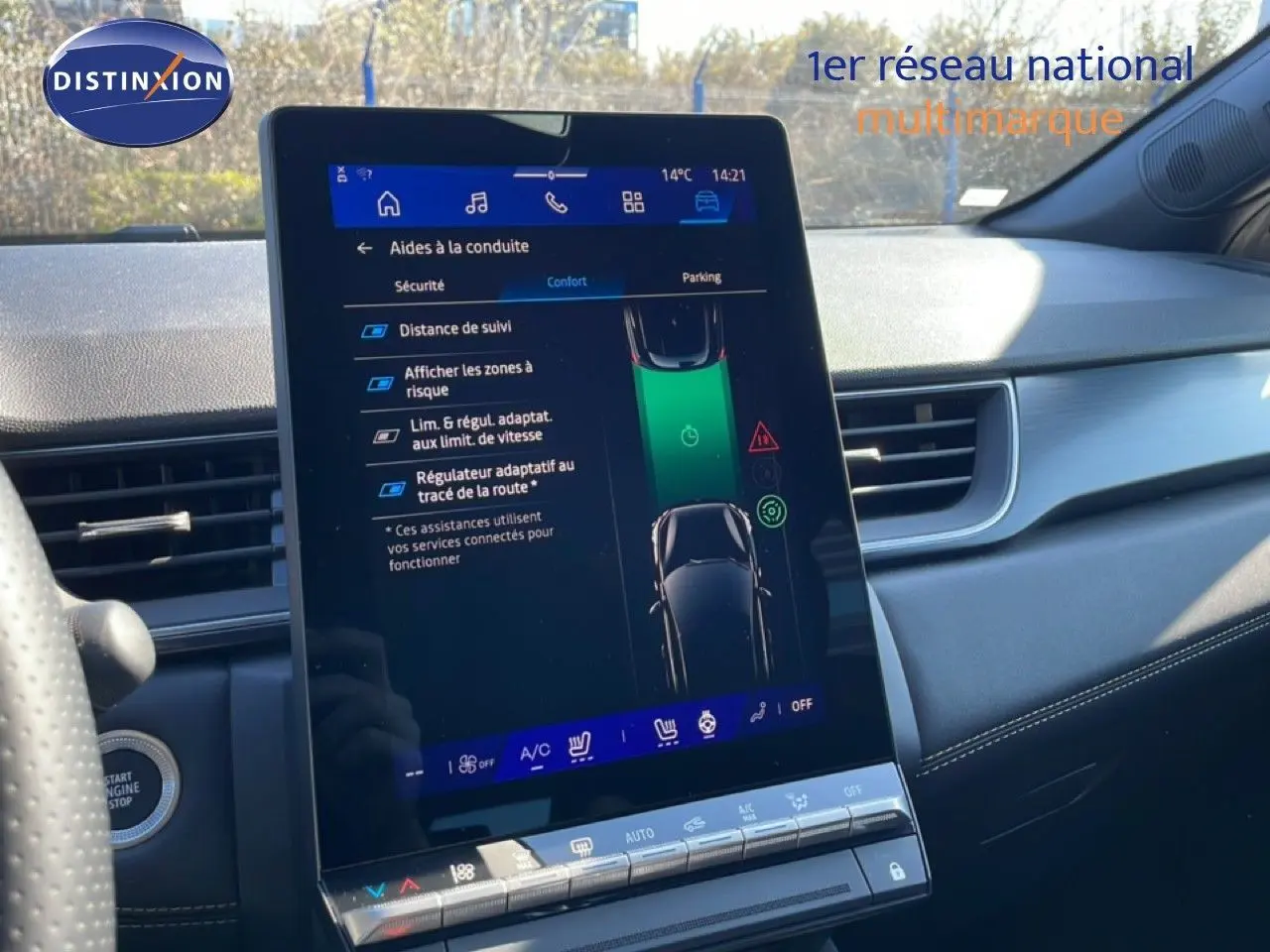 Écran tactile central affichant les aides à la conduite dans l’habitacle d’une Renault Symbioz noir étoile métal.