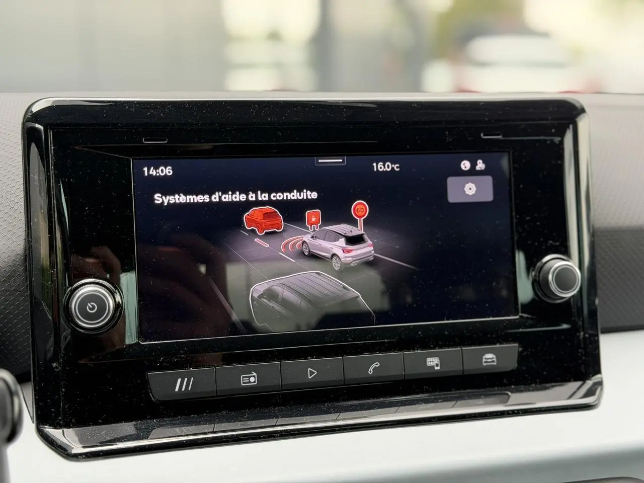 Écran tactile du système d'info-divertissement montrant l'interface des aides à la conduite dans un SEAT Arona.