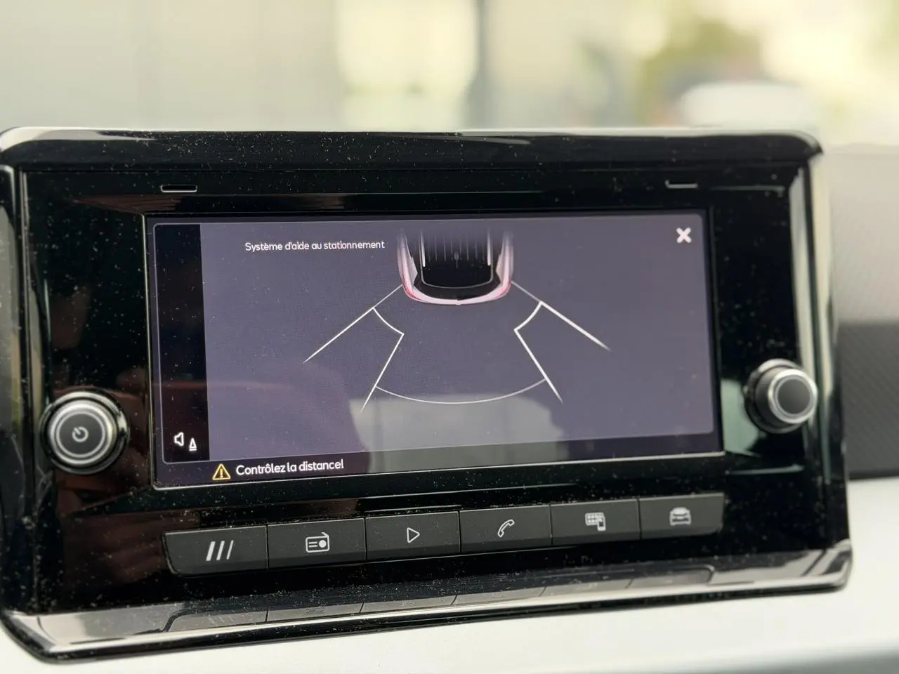 Écran tactile du système d'aide au stationnement du SEAT Arona TSI 115 DSG Style, intérieur noir.