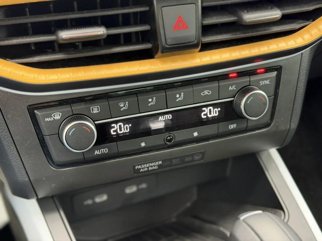Détail de la console centrale du SEAT Arona TSI 115 DSG Style 2025, montrant la climatisation automatique bi-zone à 20°C.