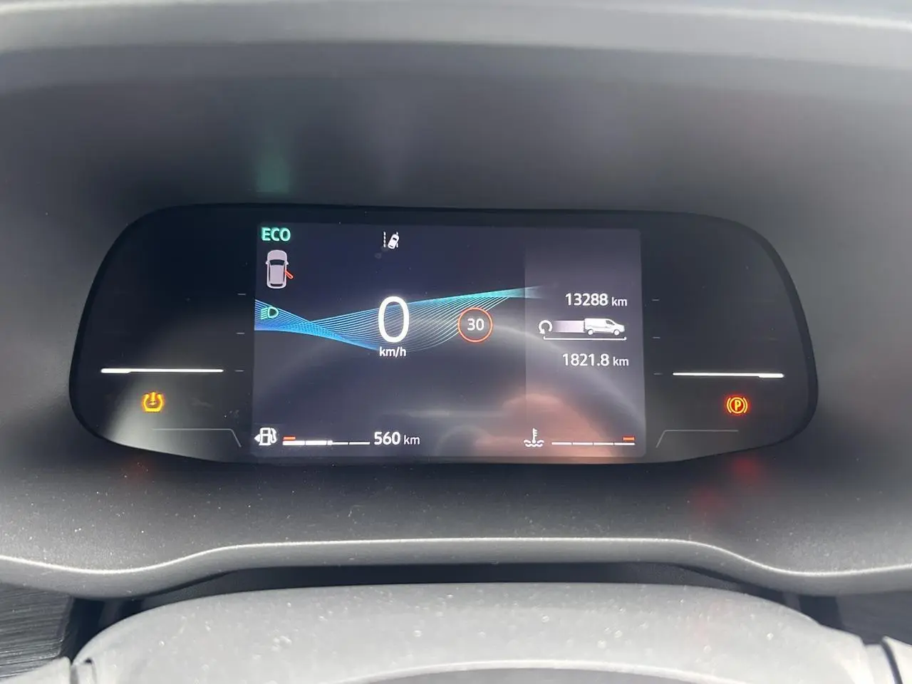Affichage numérique du tableau de bord du Nissan Primastar 2025 montrant vitesse, autonomie et alertes en mode ECO.