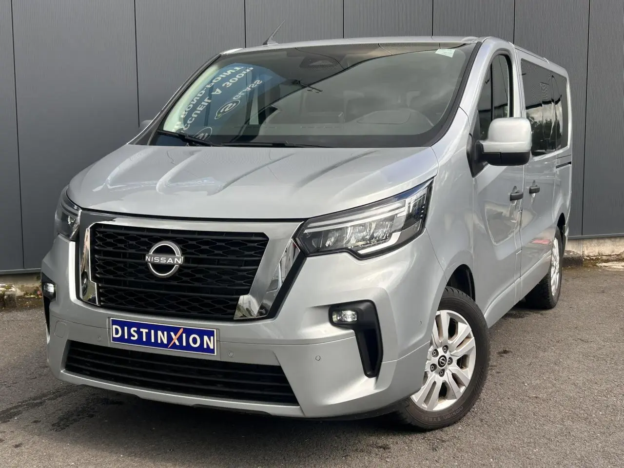 Vue 3/4 avant droit d’un Nissan Primastar gris Highland avec calandre noire et jantes alliage 17 pouces.