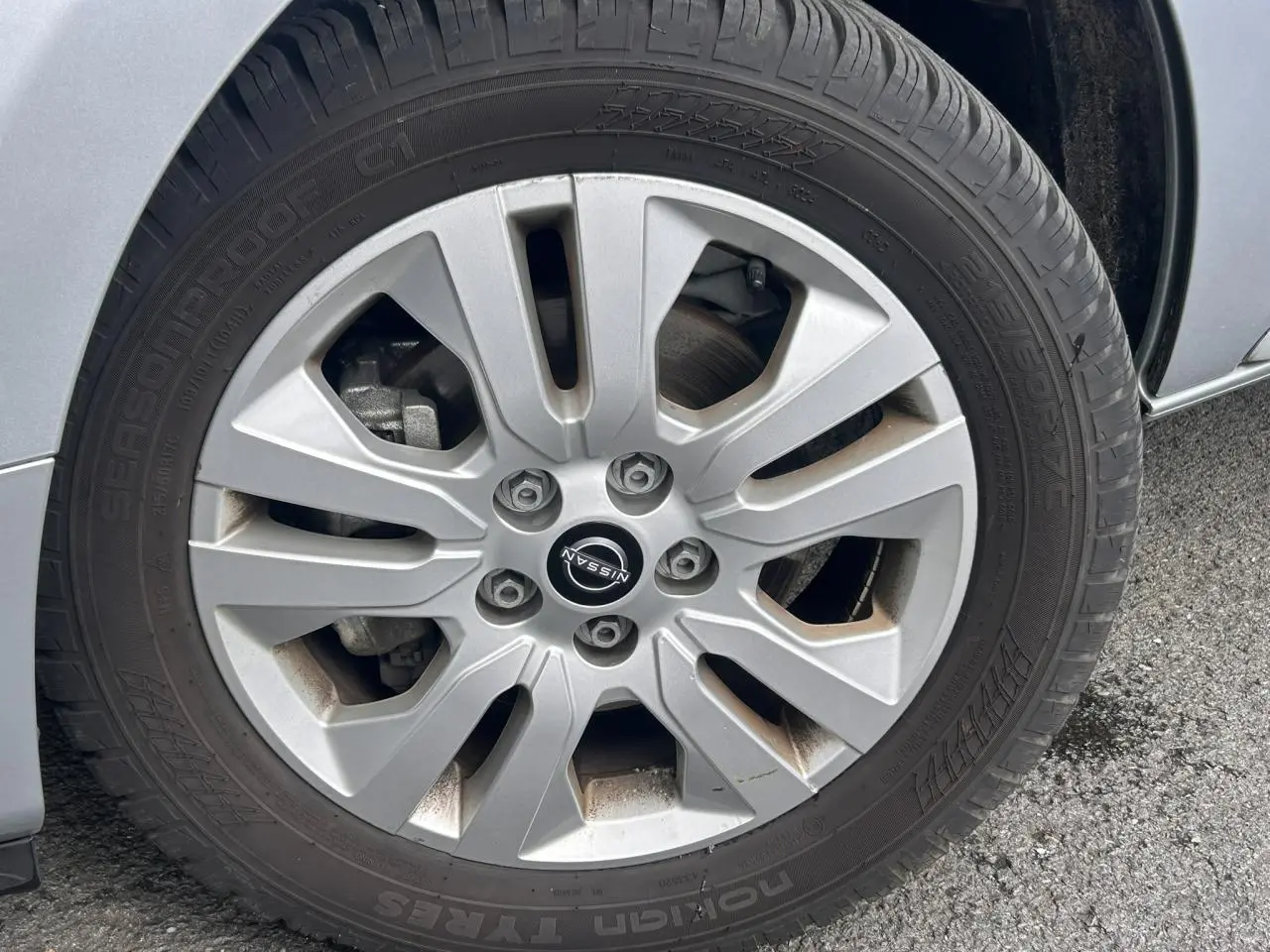 Gros plan sur la jante alliage 17 pouces gris argent du Nissan Primastar gris Highland, avec pneu toutes saisons visible.