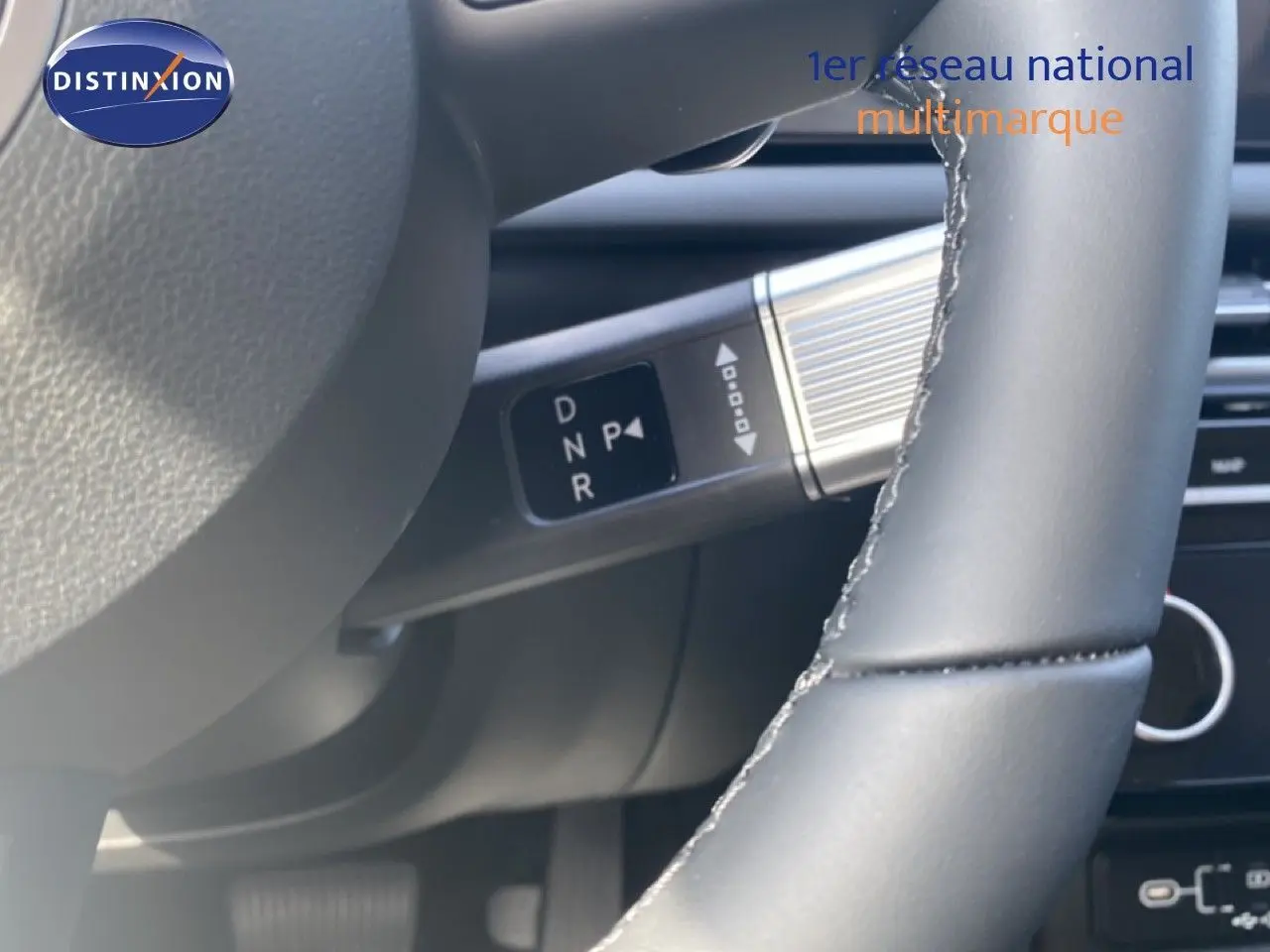 Gros plan sur le volant gris cuir et la commande de boîte automatique du Hyundai Tucson gris Ecotronic 2026.