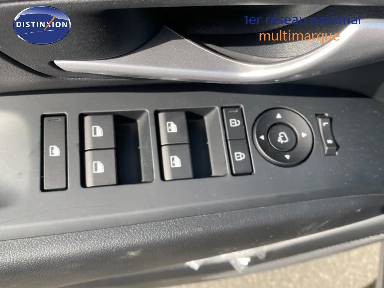 Gros plan sur les commandes de lève-vitres et rétroviseurs côté conducteur du Hyundai Tucson gris Ecotronic 2026.