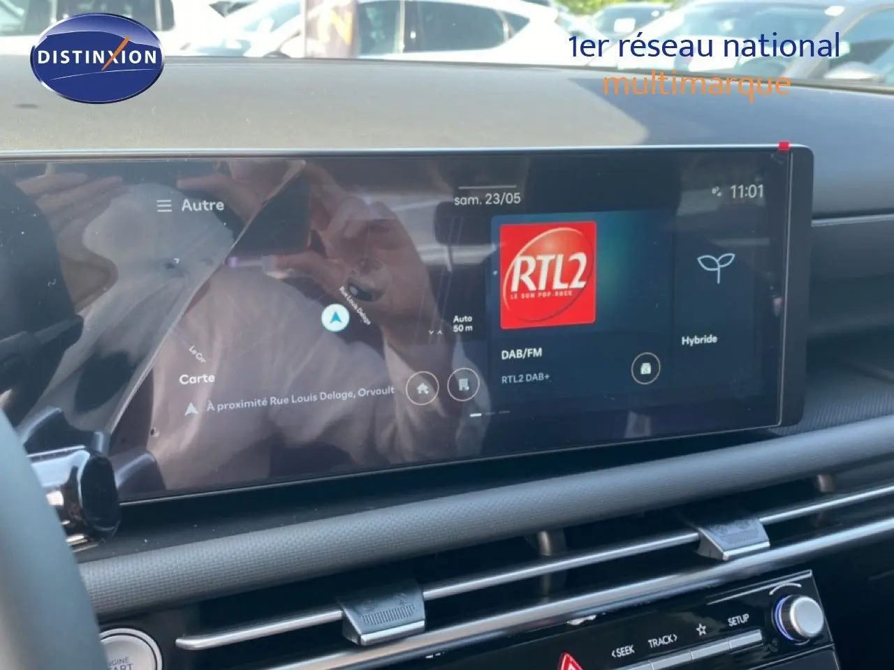 Vue intérieure du tableau de bord du Hyundai Tucson 2026, écran tactile large affichant navigation et radio.