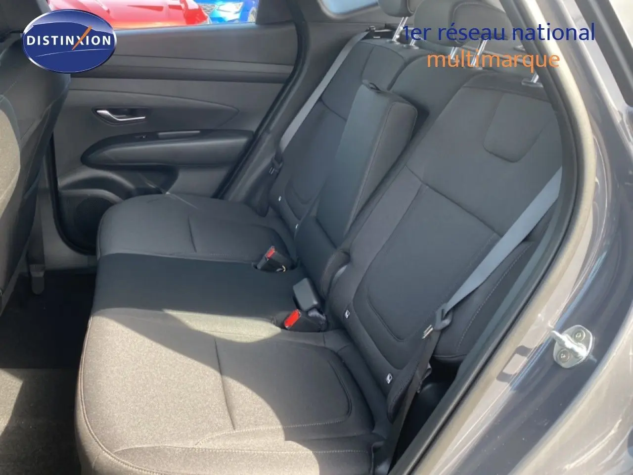 Vue intérieure côté droit des sièges arrière en tissu noir du Hyundai Tucson gris Ecotronic Metal 2026.