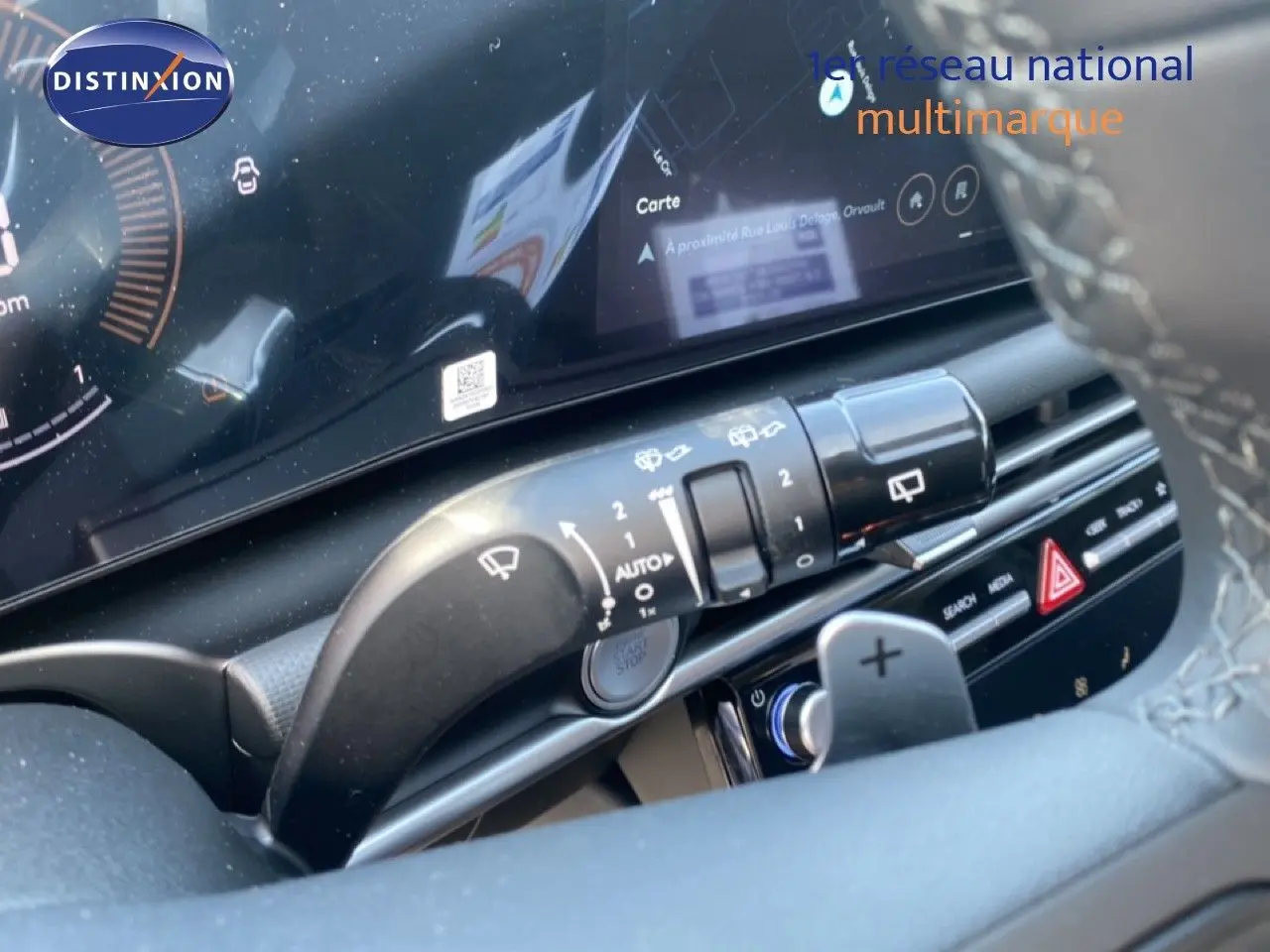 Gros plan sur le tableau de bord et le commodo gauche du Hyundai Tucson gris, avec affichage numérique et commandes visibles.
