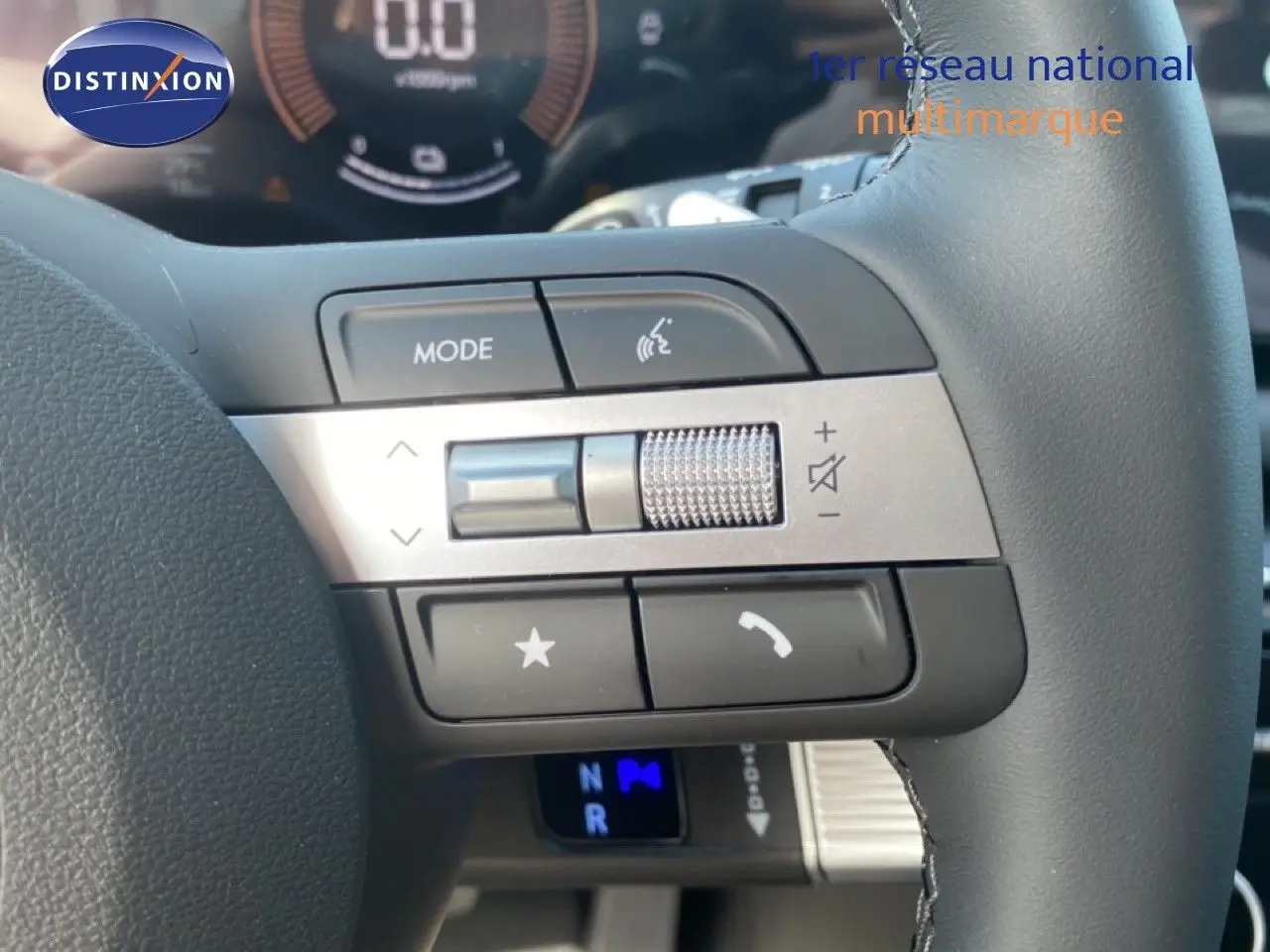 Gros plan sur le volant gris du Hyundai Tucson 2026, montrant les commandes audio et téléphone intégrées.