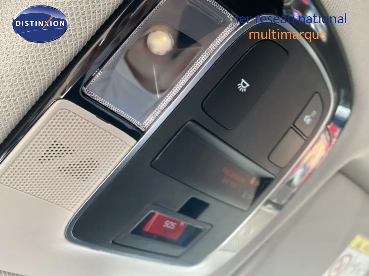 Vue en gros plan du plafonnier intérieur avec bouton SOS du Hyundai Tucson gris Ecotronic 2026.