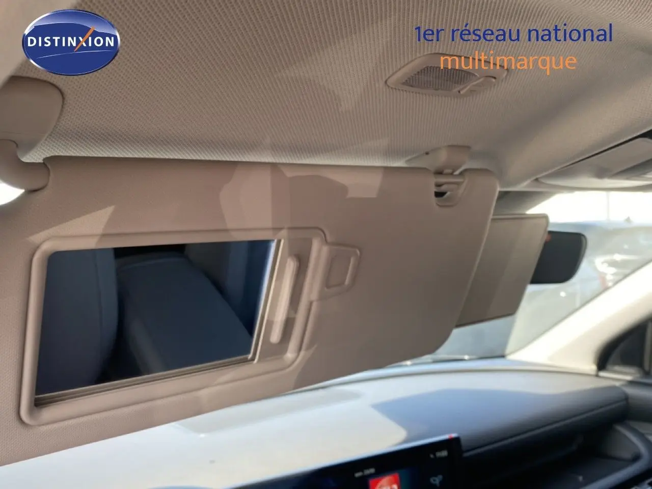 Détail intérieur montrant le pare-soleil côté conducteur avec miroir intégré du Hyundai Tucson gris Ecotronic 2026.